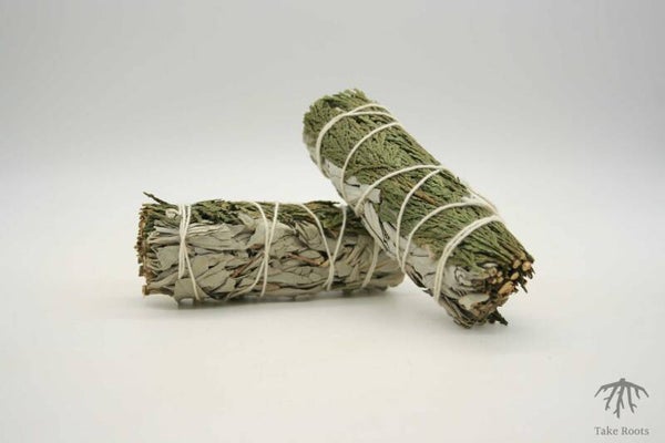 2x Weisser Salbei Smudge Stick mit Zedernspitzen veredelt (Salvia apiana) + gratis Räuchersand
