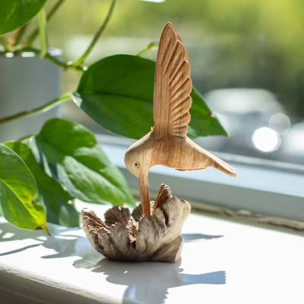 Handgefertigte Holzskulptur – Nektar trinkender Kolibri