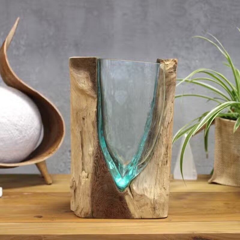 V-förmige Kunstvase aus geschmolzenem Glas auf Holz