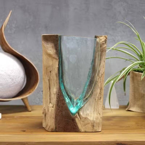 V-förmige Kunstvase aus geschmolzenem Glas auf Holz