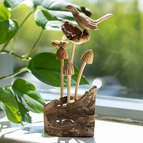 Handgefertigte Holzskulptur – Vogel & Biene auf Pilzen