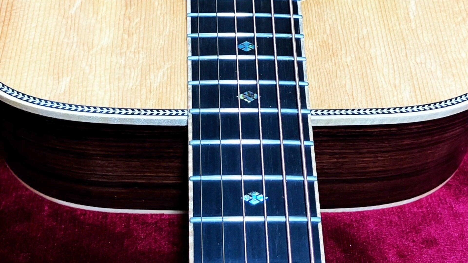 Abalone diamond fretboard markers, Ebony fretboard with curly maple edge banding
