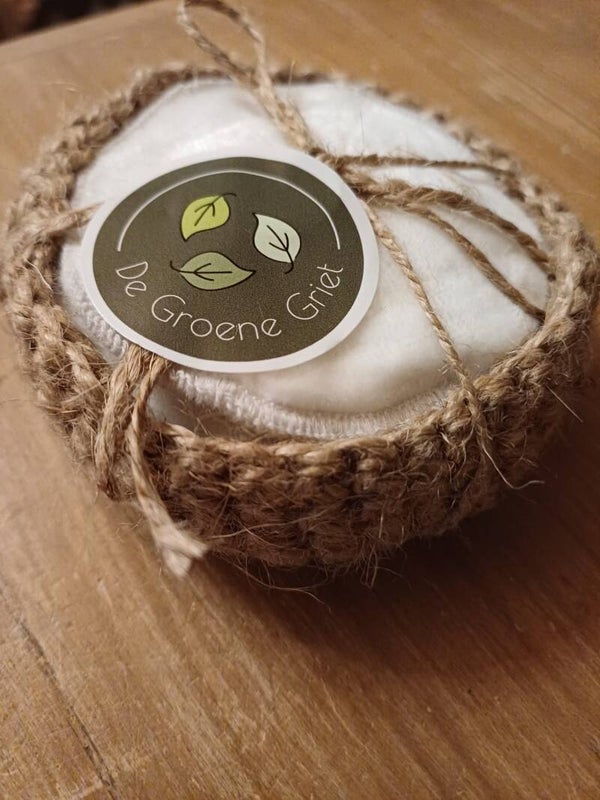 Herbruikbare make- up pads in gehaakt jute mandje