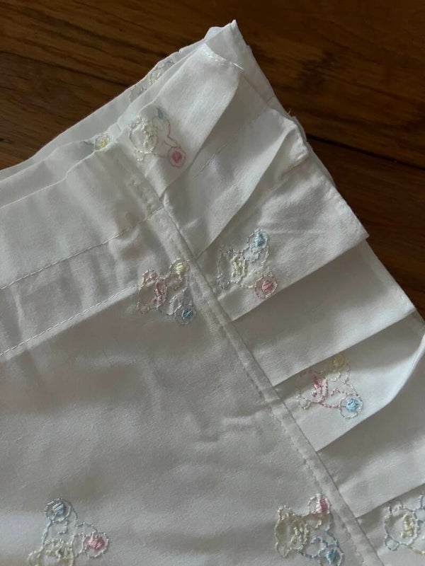 Sluier van broderie met roze en blauwe beertjes