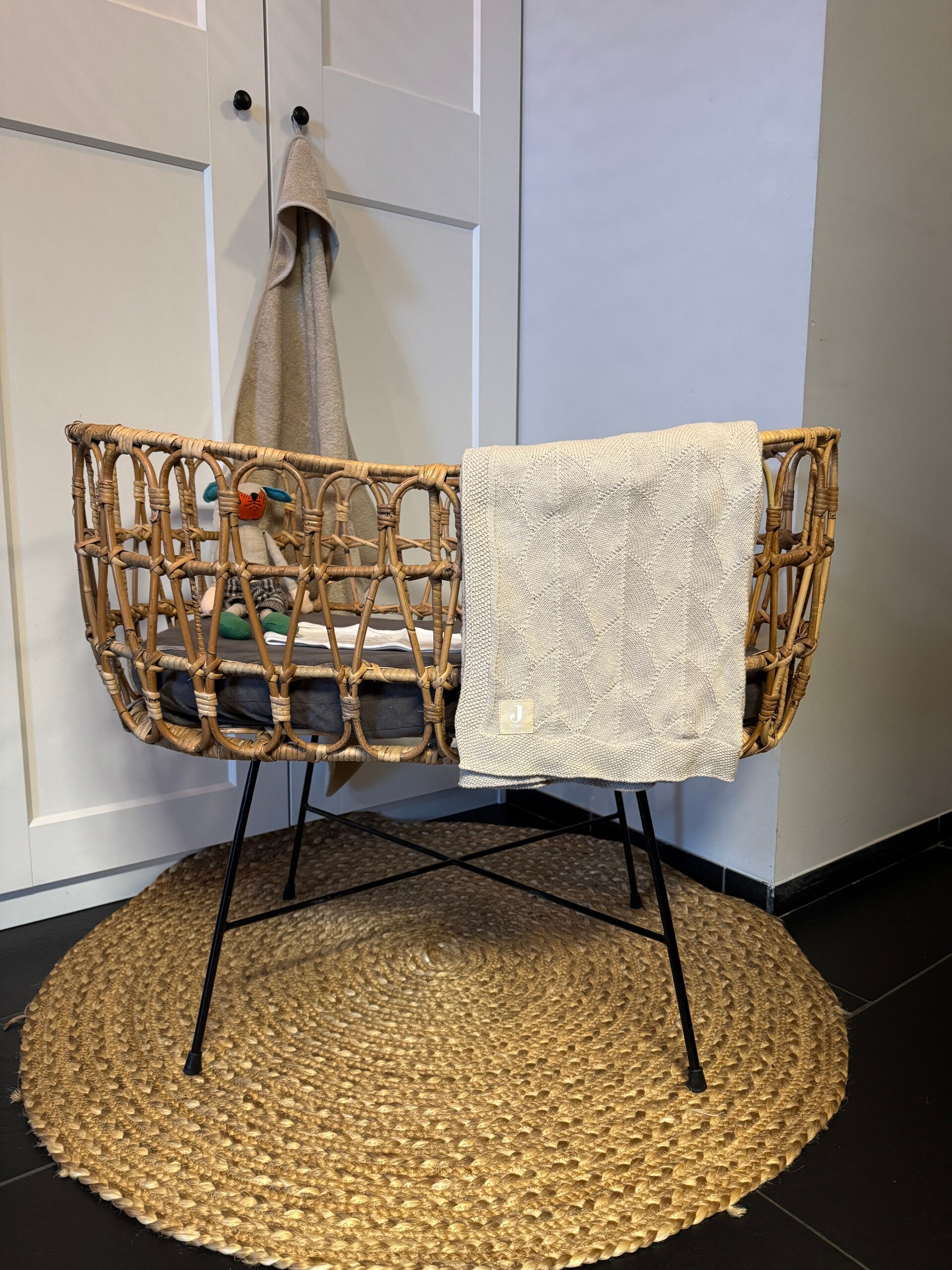 Rotan wieg op zwart ijzeren poten