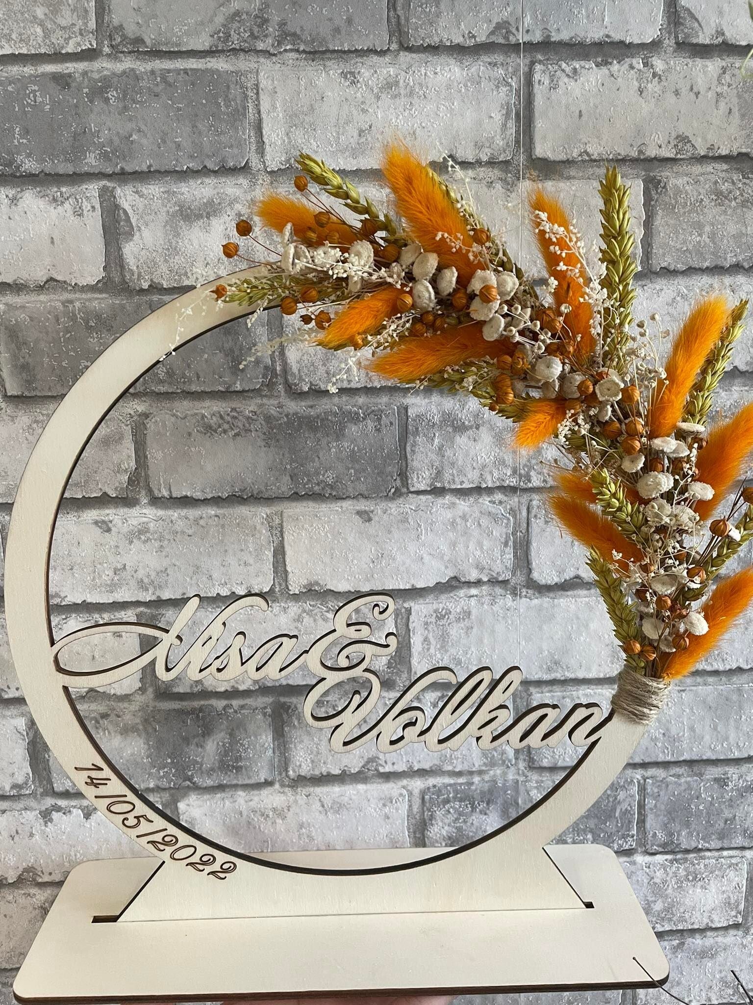 Gepersonaliseerde naamring met droogbloemen en tekst ingegraveerd