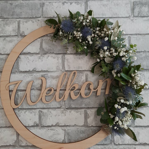 Gepersonaliseerde naamring met droogbloemen en verse eucalyptus