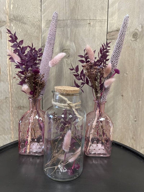 Glazen pot gevuld met droogbloemen