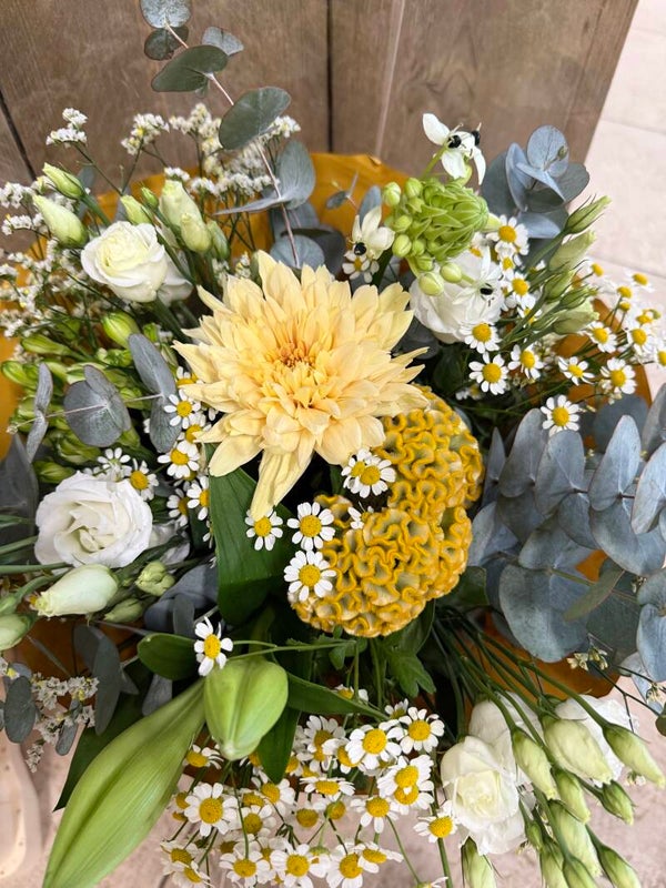 Wildboeket met eucalyptus