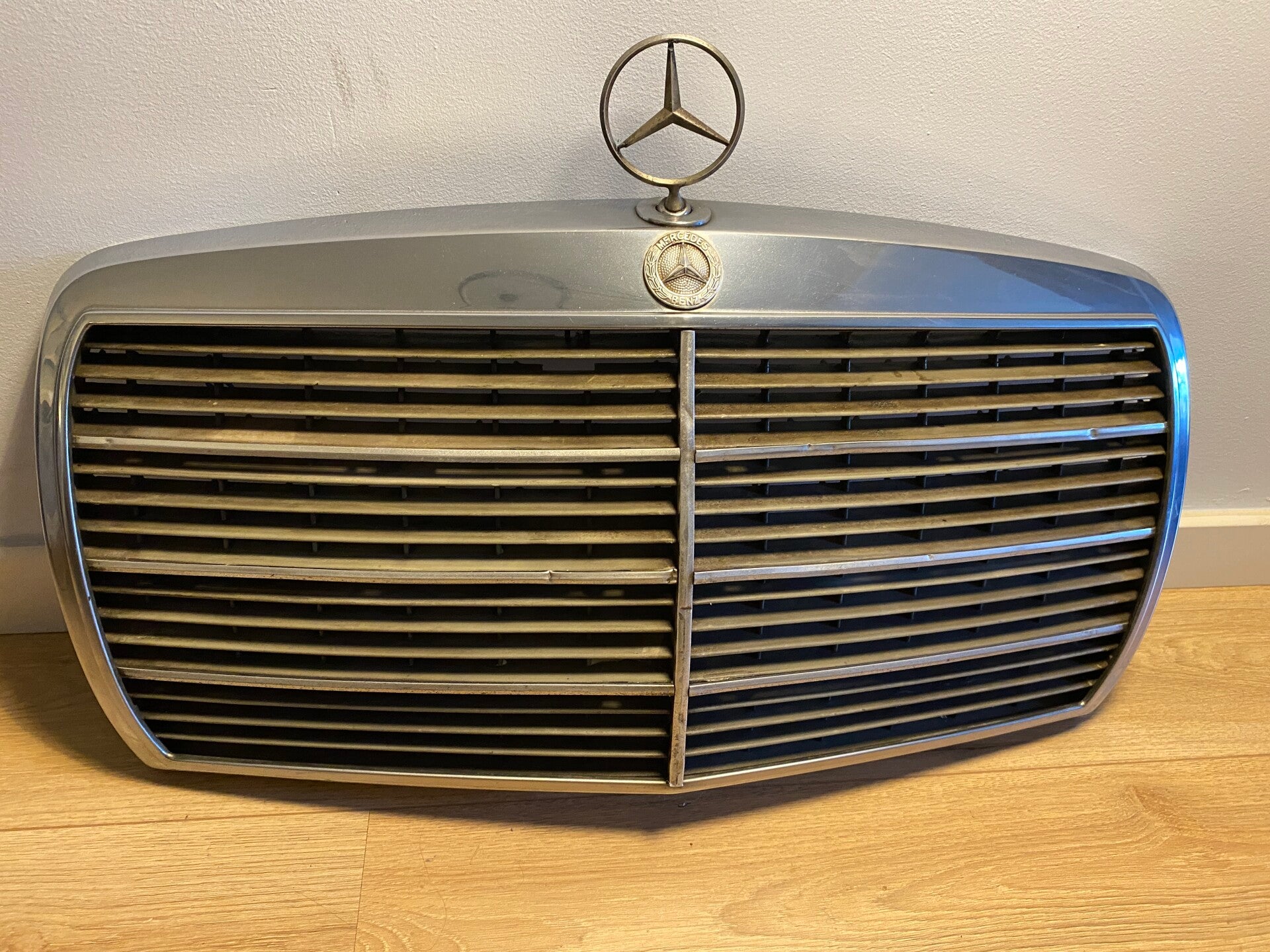 Originele grille voor Mercedes Benz W123 VERKOCHT