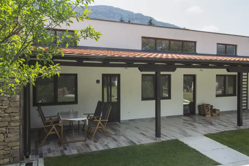 Dvorište apartmana Kafa i Vino