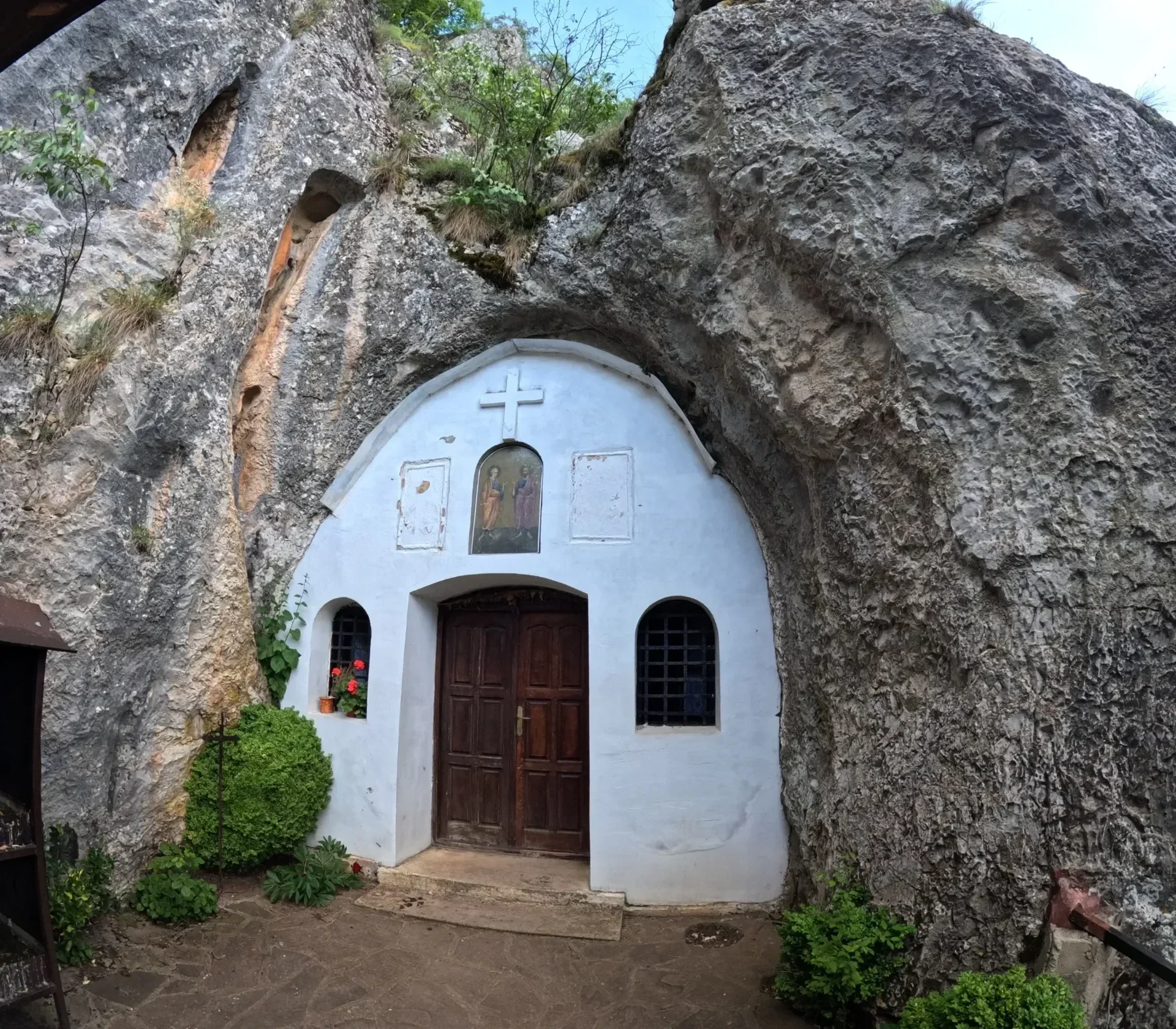 Crkva Svetog Petra i Pavla, selo Rsovci, ćelavi Isus i crkva u pećini