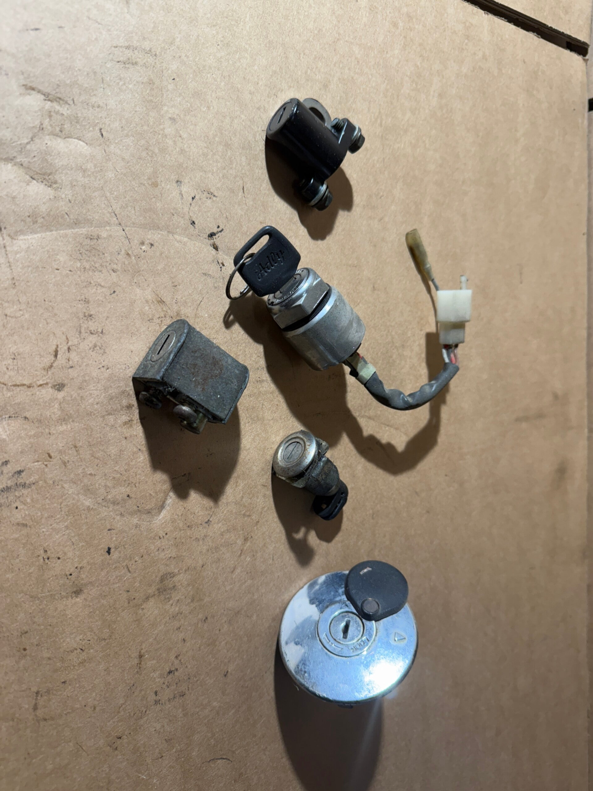 Adly RT Suzuki TR 50 Street Magic HerChee Schlosssatz Tankdeckel Zündschloss Helmfach Teile Mopsfrikadelle