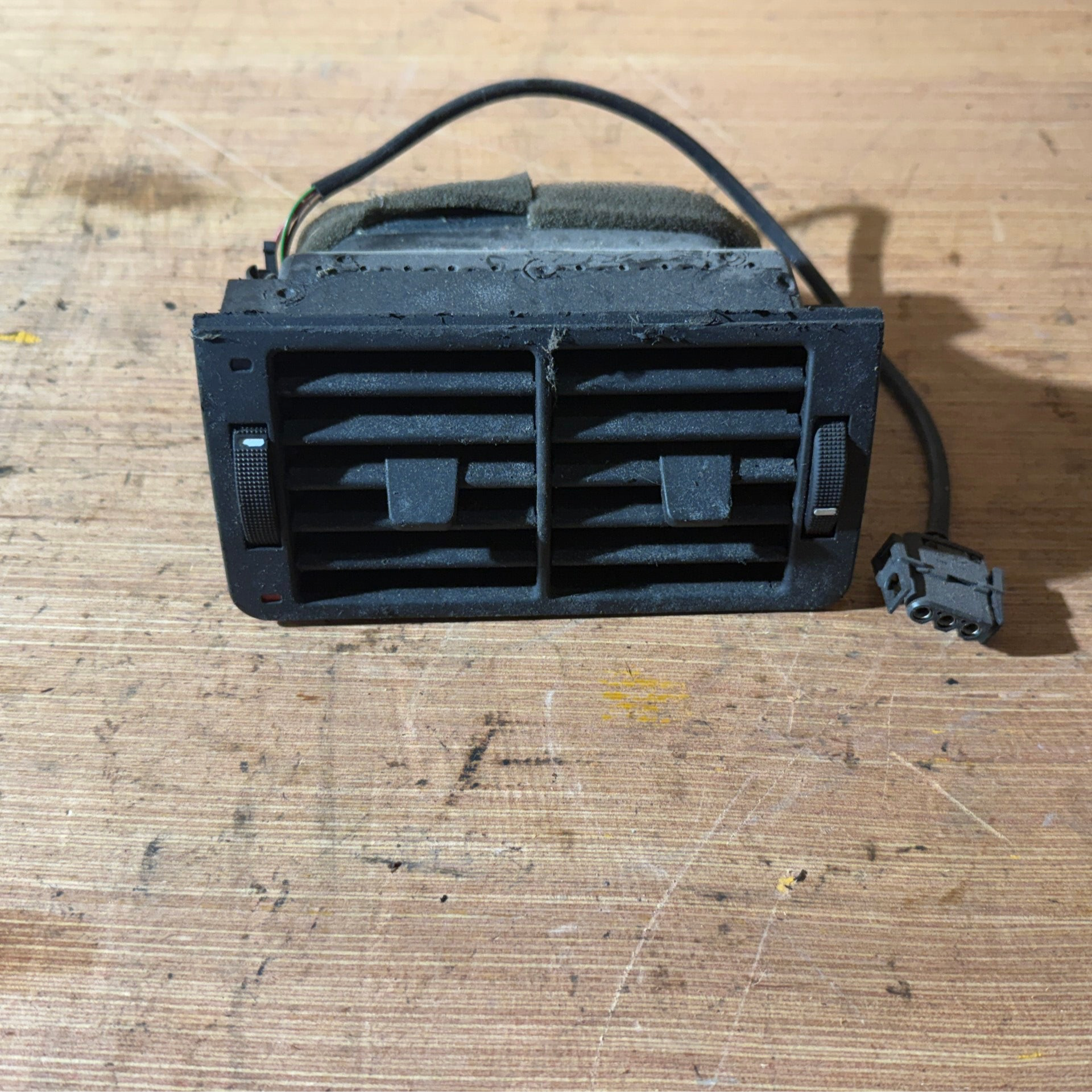 BMW E24 E 24 Lüfter Lüftungsgitter Lüftergitter Lüftung Gebläse Teile 628 630 633 635 CSI Teile Mopsfrikadelle