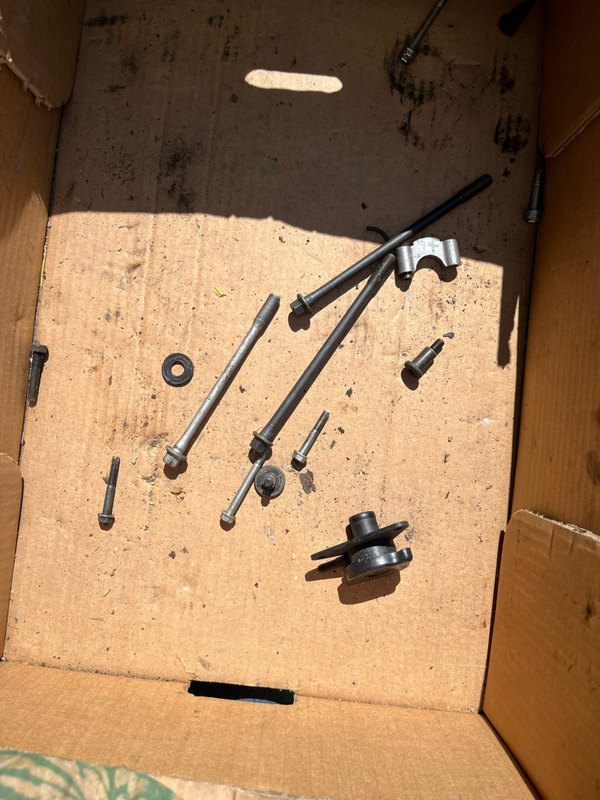Suzuki Burgman UH 125 Burgmann Motor Kühler Schrauben Bolzen Deckel Kleinteile Schlachtfest