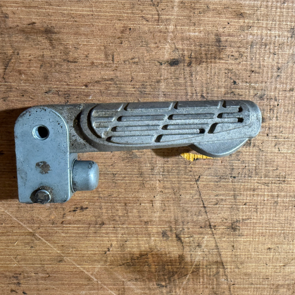 Kymco Yager GT 125 LEA5 Fussraste Fußraste Raste Sozius Teile Mopsfrikadelle