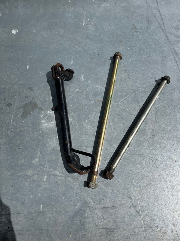 Suzuki Burgman UH 125 Burgmann Seitenständer Bolzen Achse Ständer Teile Mopsfrikadelle