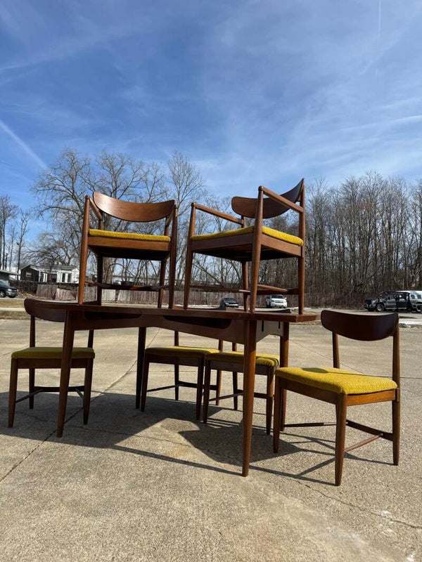 American of Martinsville Dinning room table and chairs