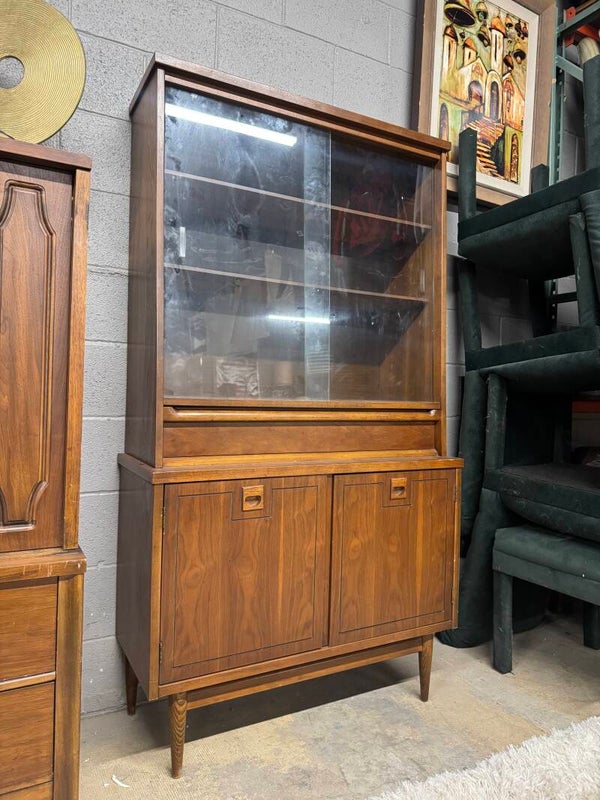 Bassett Mid Century Modern Tavern Walnut Small China Buffet Hutch
