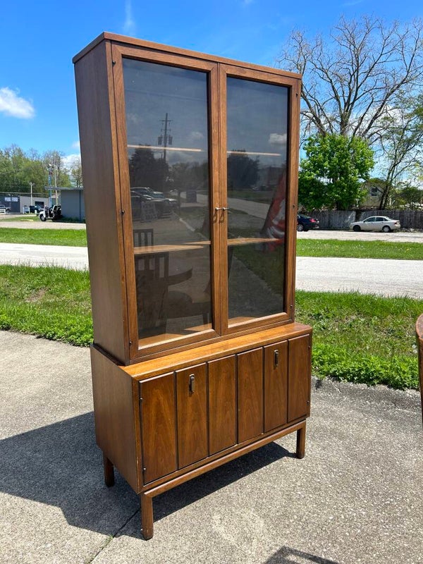 Mcm Broyhill Premier Hutch