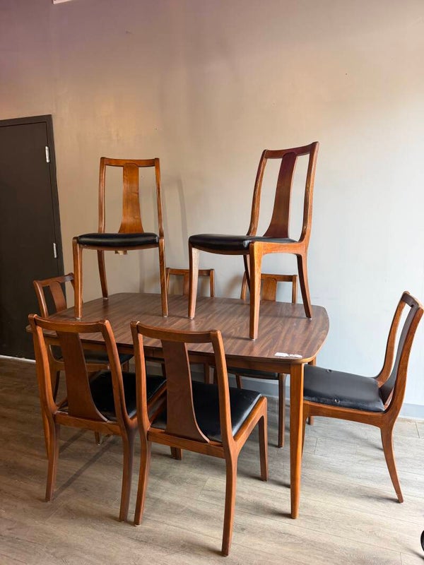 Mcm United Dining Set with 8 chairs and 3 leaves