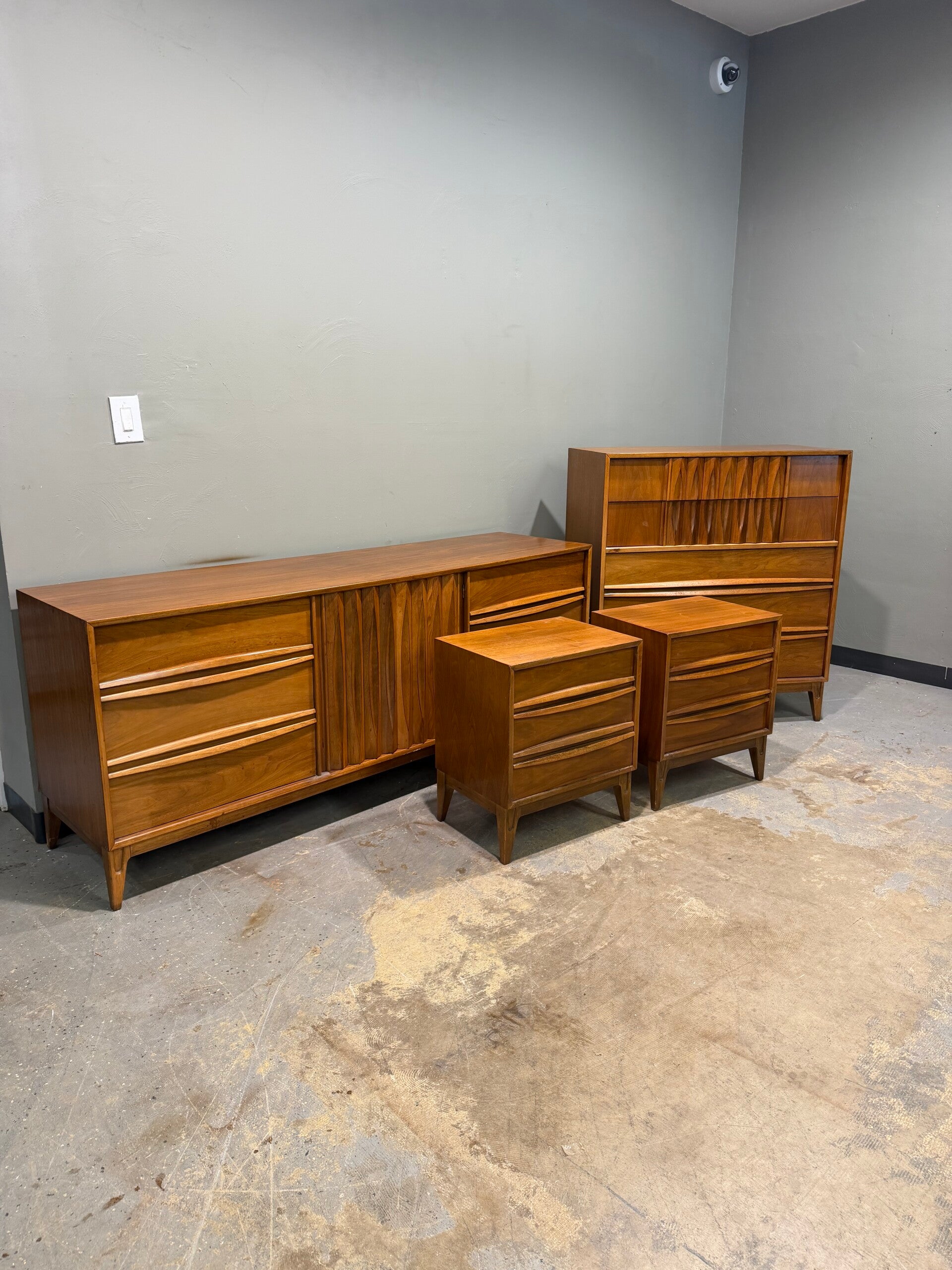 Mcm Thomasville Sculpted Bedroom Set