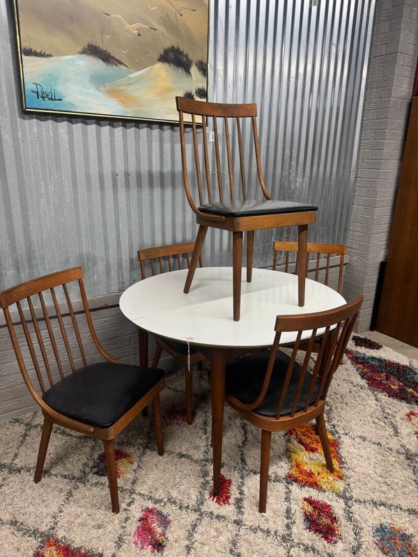 Mcm Richardson Brothers Dining room table with Walnut Spindle Back Chairs