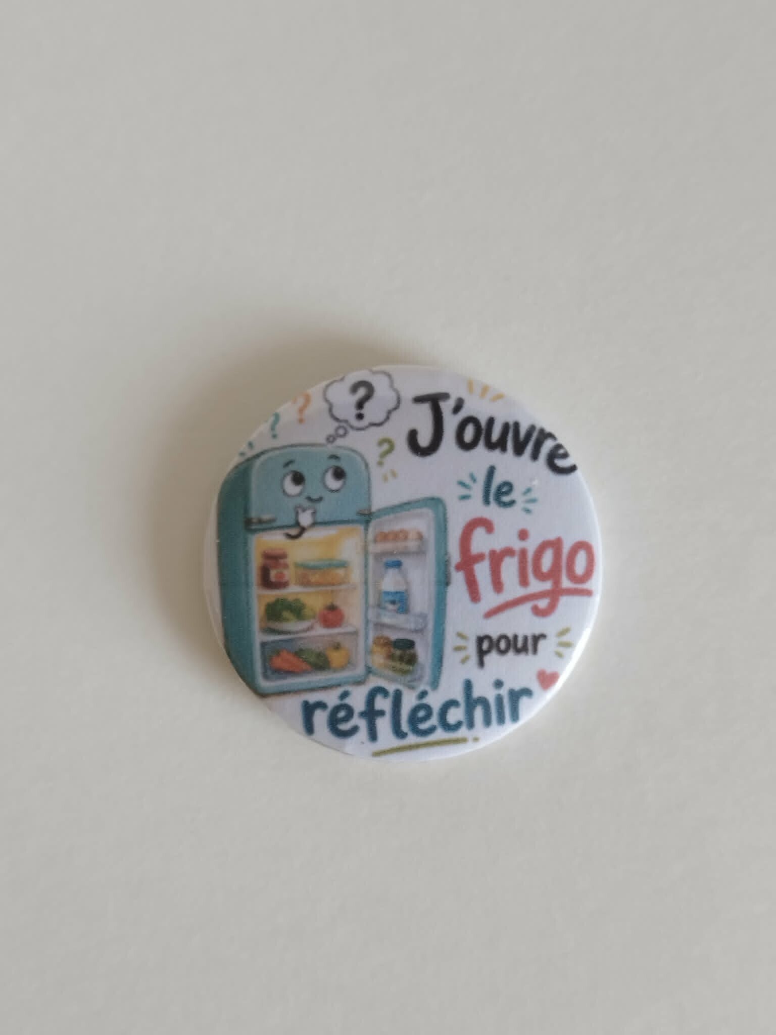 Magnet frigo humoristique 32 mm – J’ouvre le frigo pour réfléchir