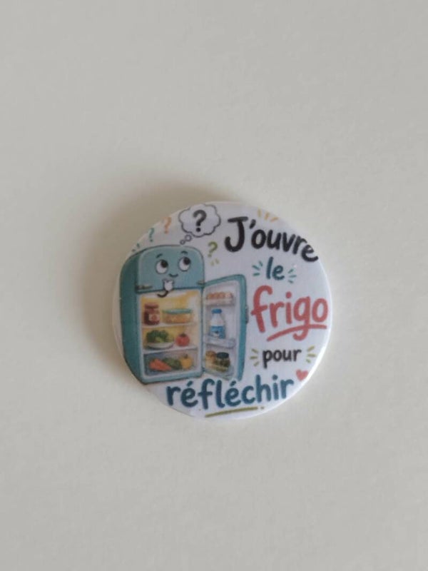 Magnet frigo humoristique 32 mm – J’ouvre le frigo pour réfléchir