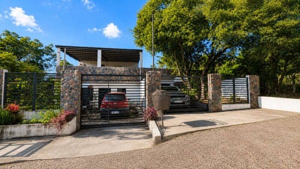 🏡 Zwei moderne Häuser auf einem Grundstück in Altos, Paraguay