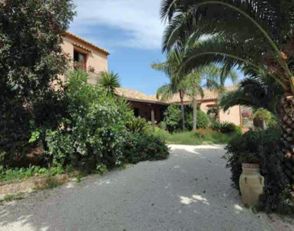 Exklusives Anwesen in Santa Elena – 1 Hektar Grundstück mit historischem Charme, Kamin und privatem Pool