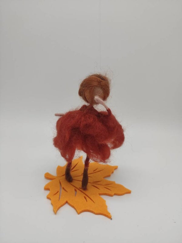 Herbstkind auf Blatt