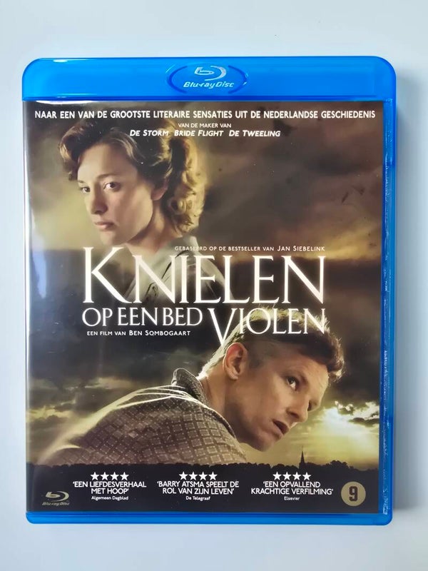 KNIELEN OP EEN BED VIOLEN (BLURAY)