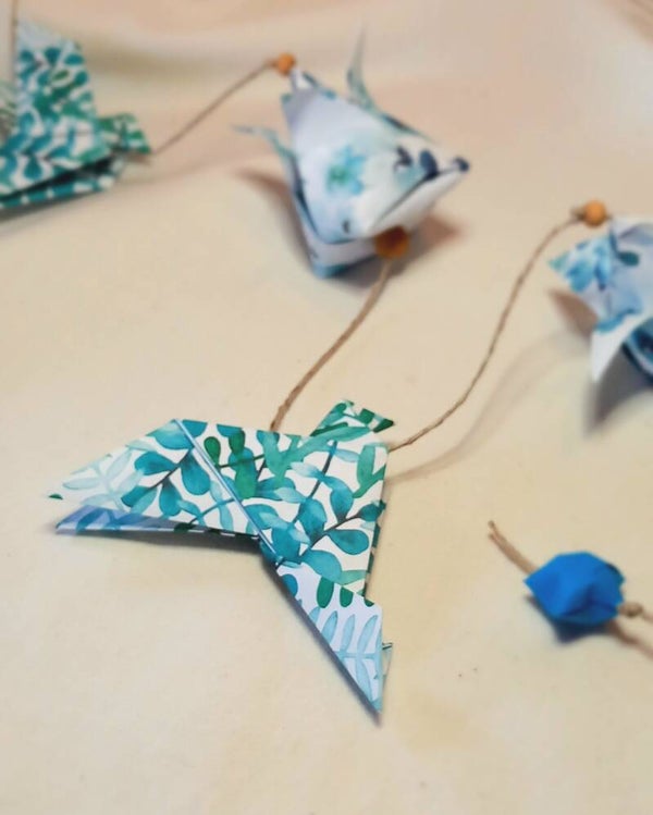 Guirlande Lotus et Colombes en Origami : Poésie Suspendue et Décoration Artisanale Fait Main