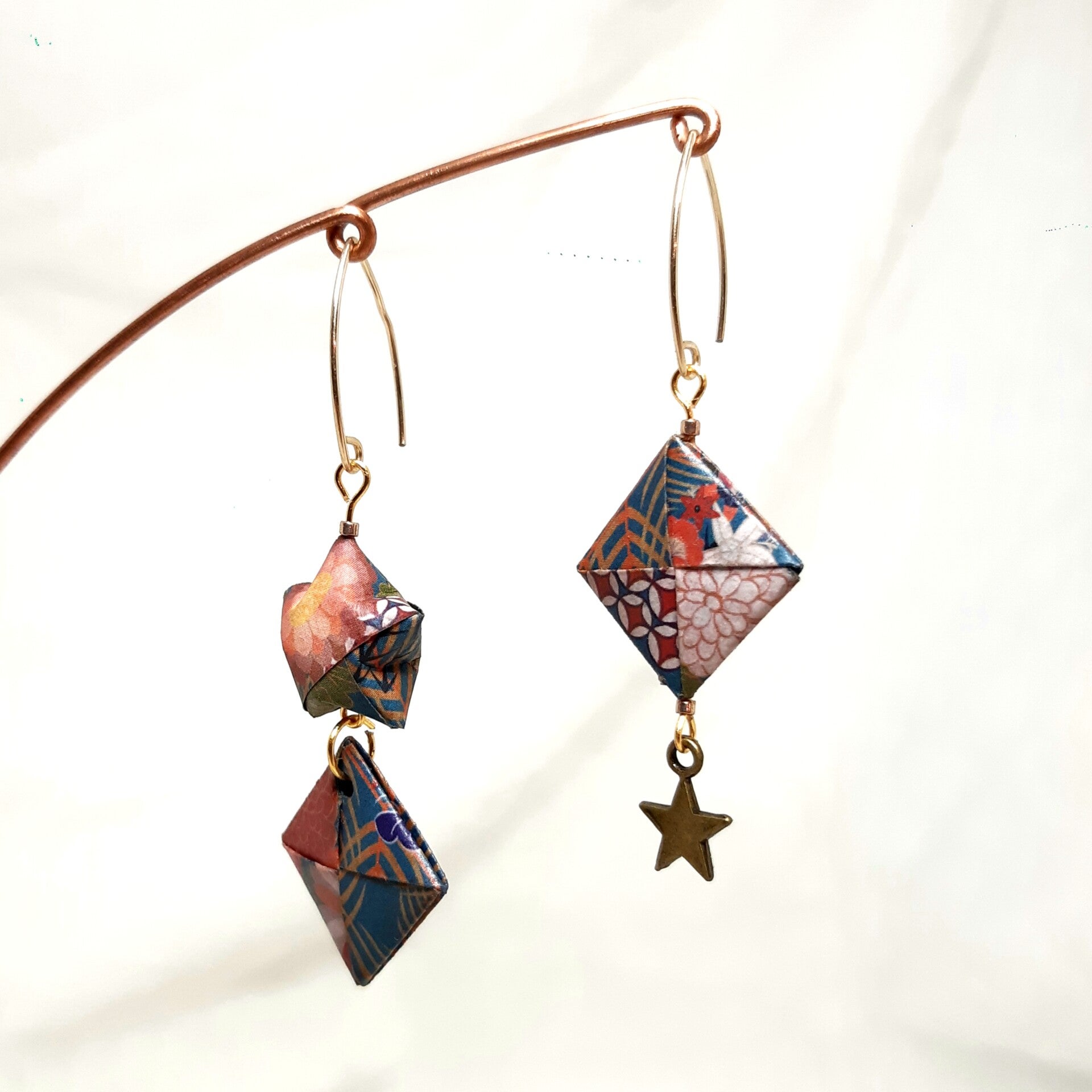 BOUCLES D’OREILLES asymétrique en Origami « ÉTOILE et CARRÉ » 100% fait-main