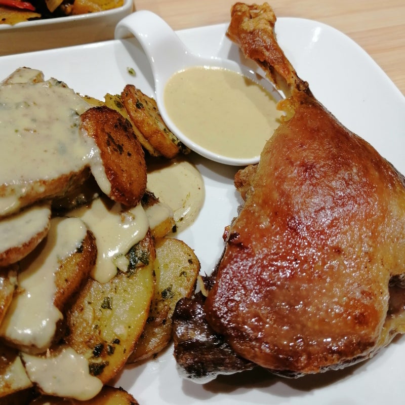 confit de canard/pdt sarladaise/sauce foie gras