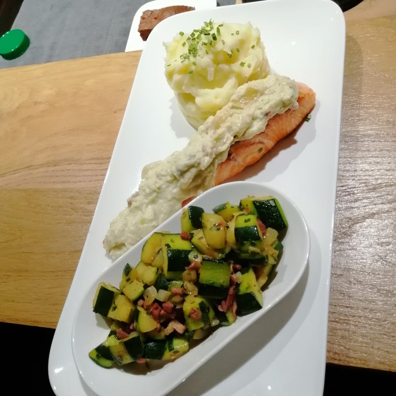 pavé de saumon/petis légumes /écrasé de pdt