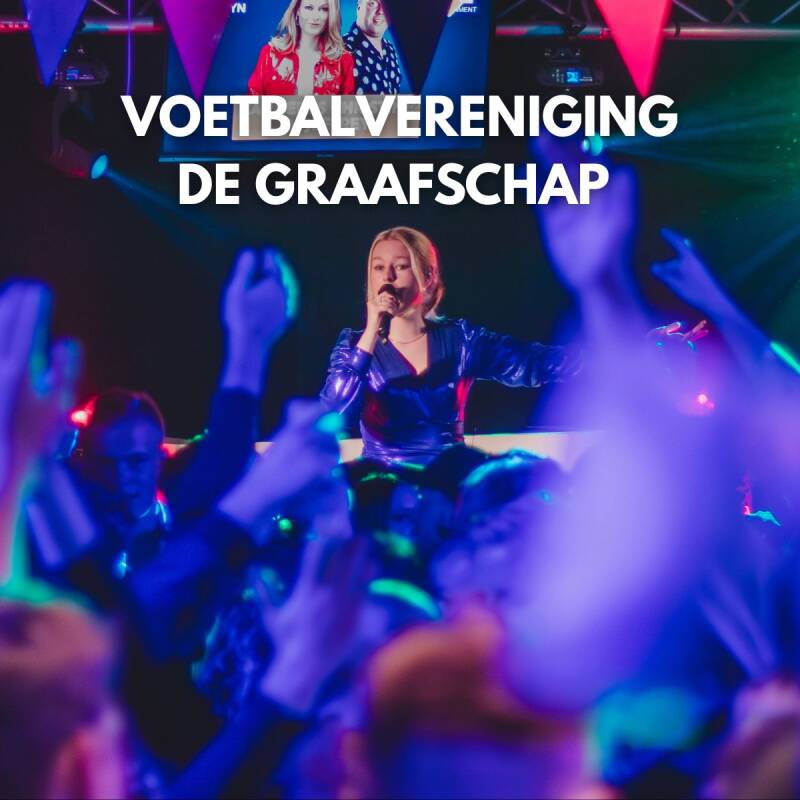 Supporterskantine De Graafschap met zangeres Christyn