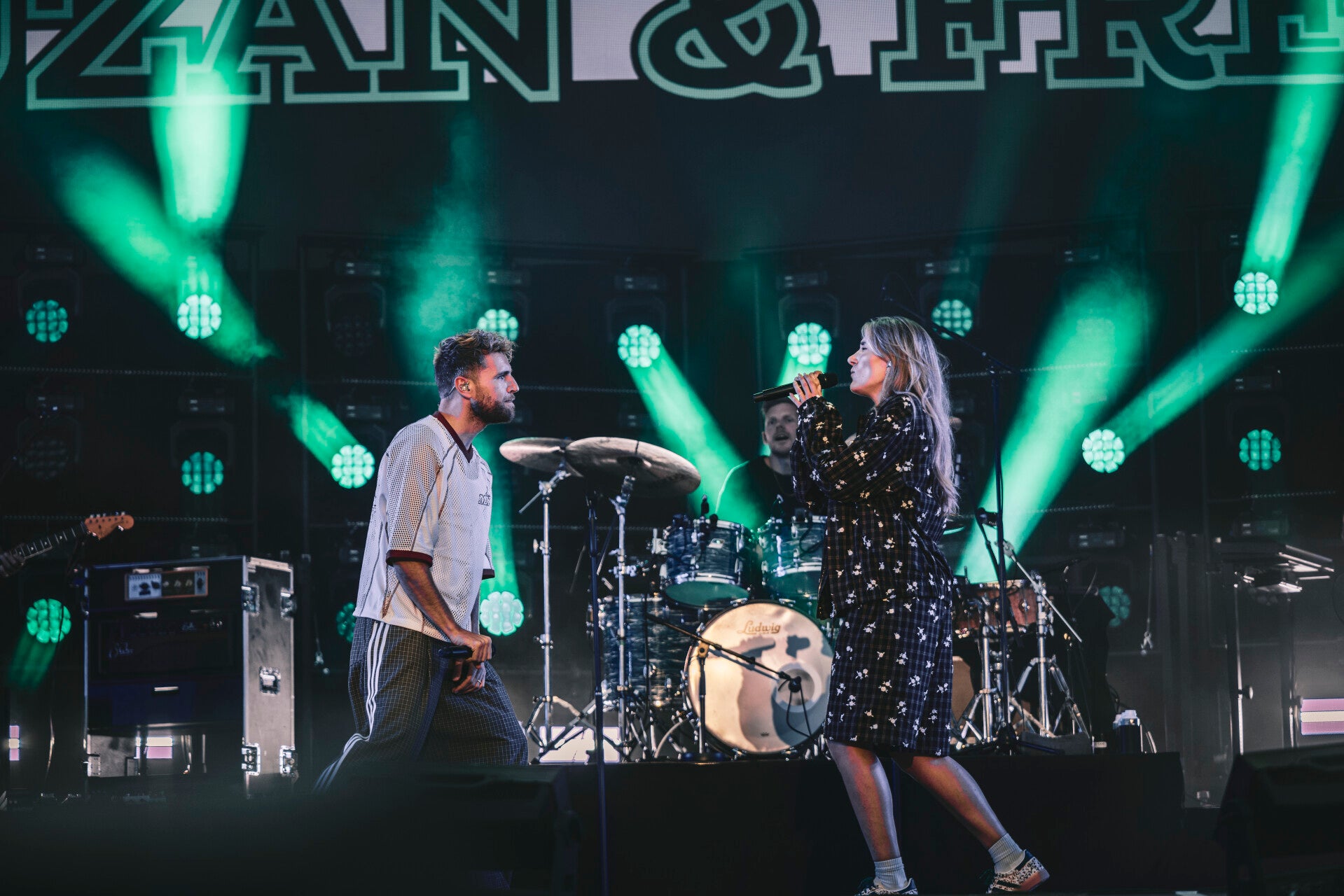 Suzan en Freek in groen podiumlicht tijdens Suikerrock 2026