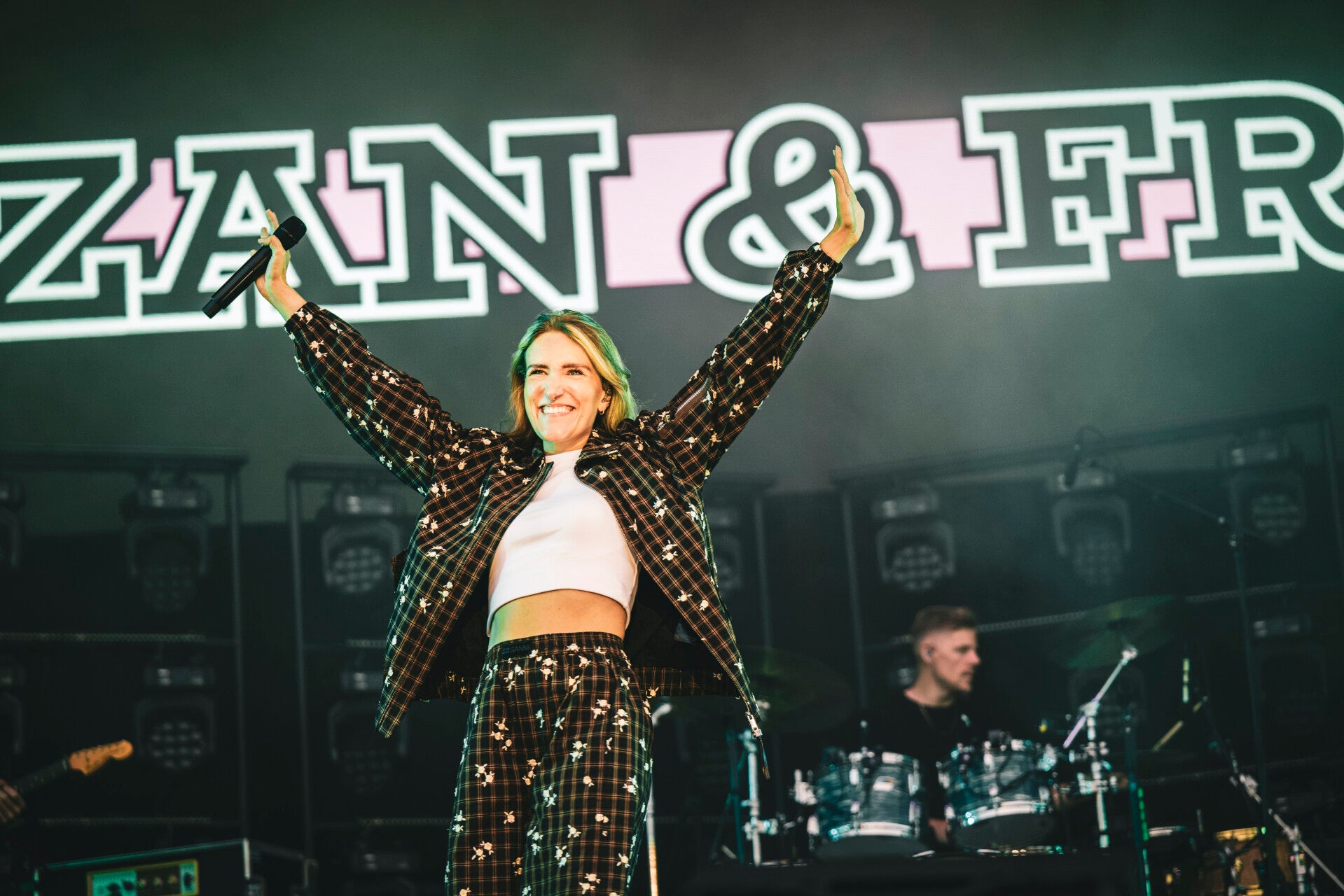 Zangeres op het podium tijdens Suikerrock 2026 in Tienen, gefotografeerd door PassiePicture