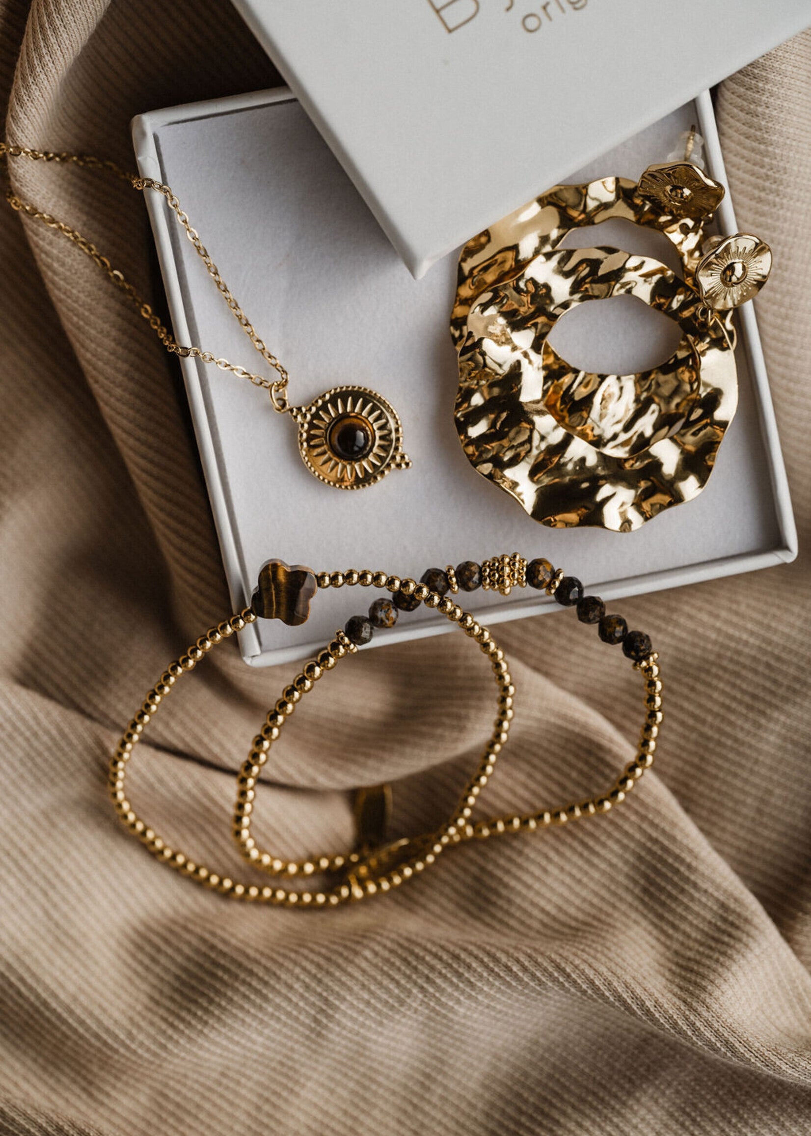 BY SHIR BOX WITH A TOUCH OF GOLD