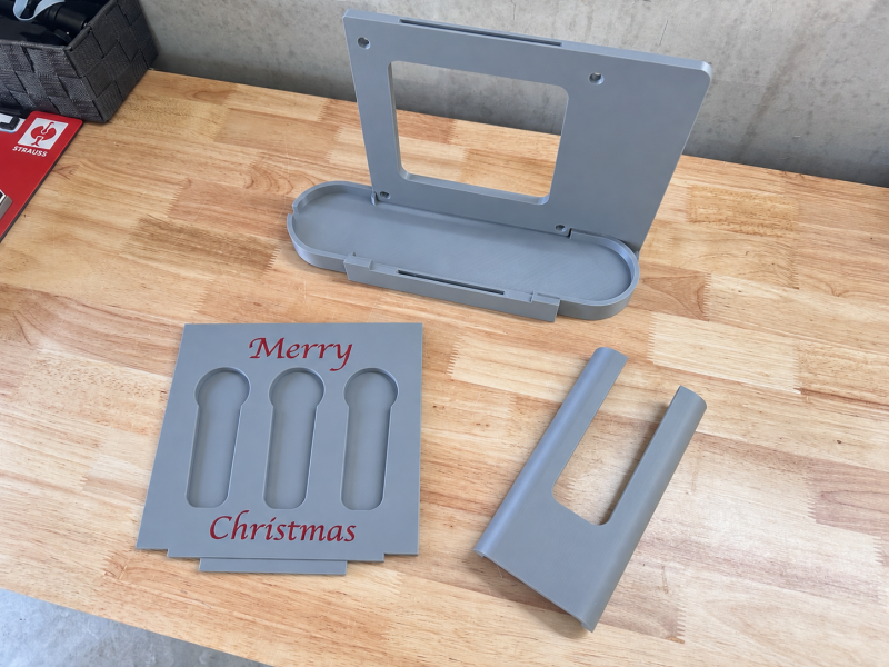 gedemonteerde-bekerhouderkit-met-rode-letters-1-standard-s5bybx.png