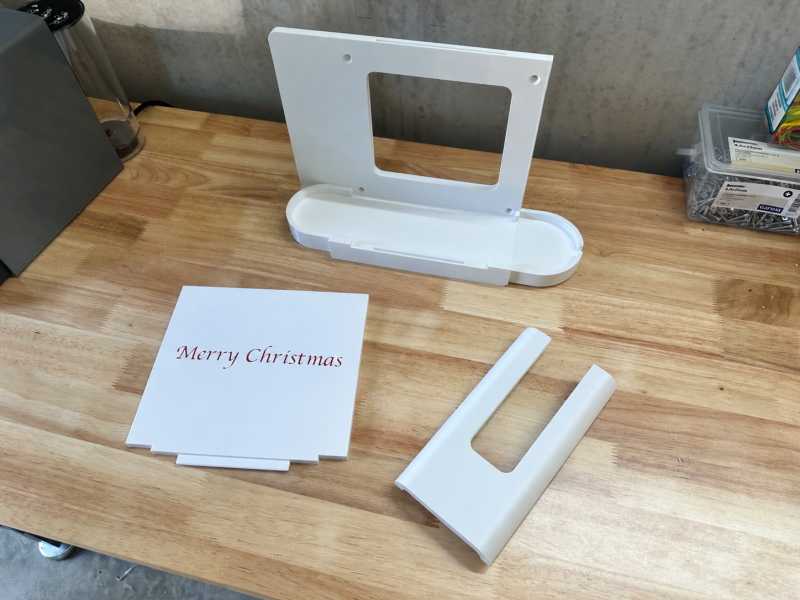wit-u-vormig-kunststofdeel-op-houten-tafel-standard-cm8onk.png