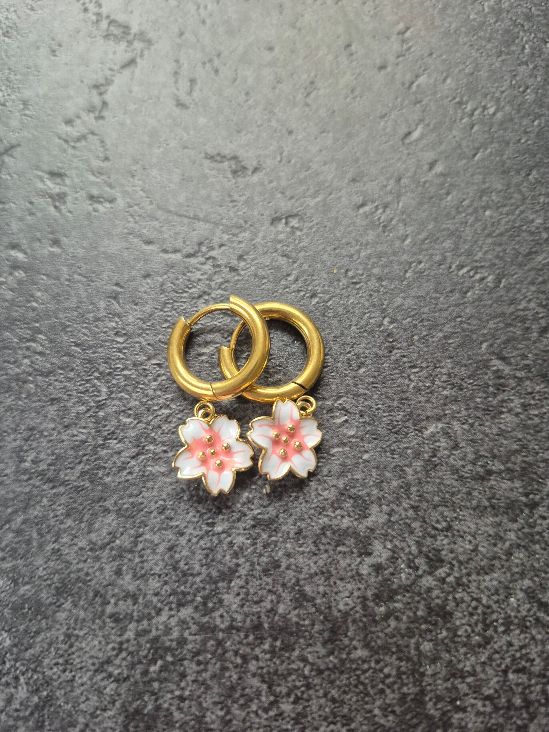 Oorbel met roze bloem