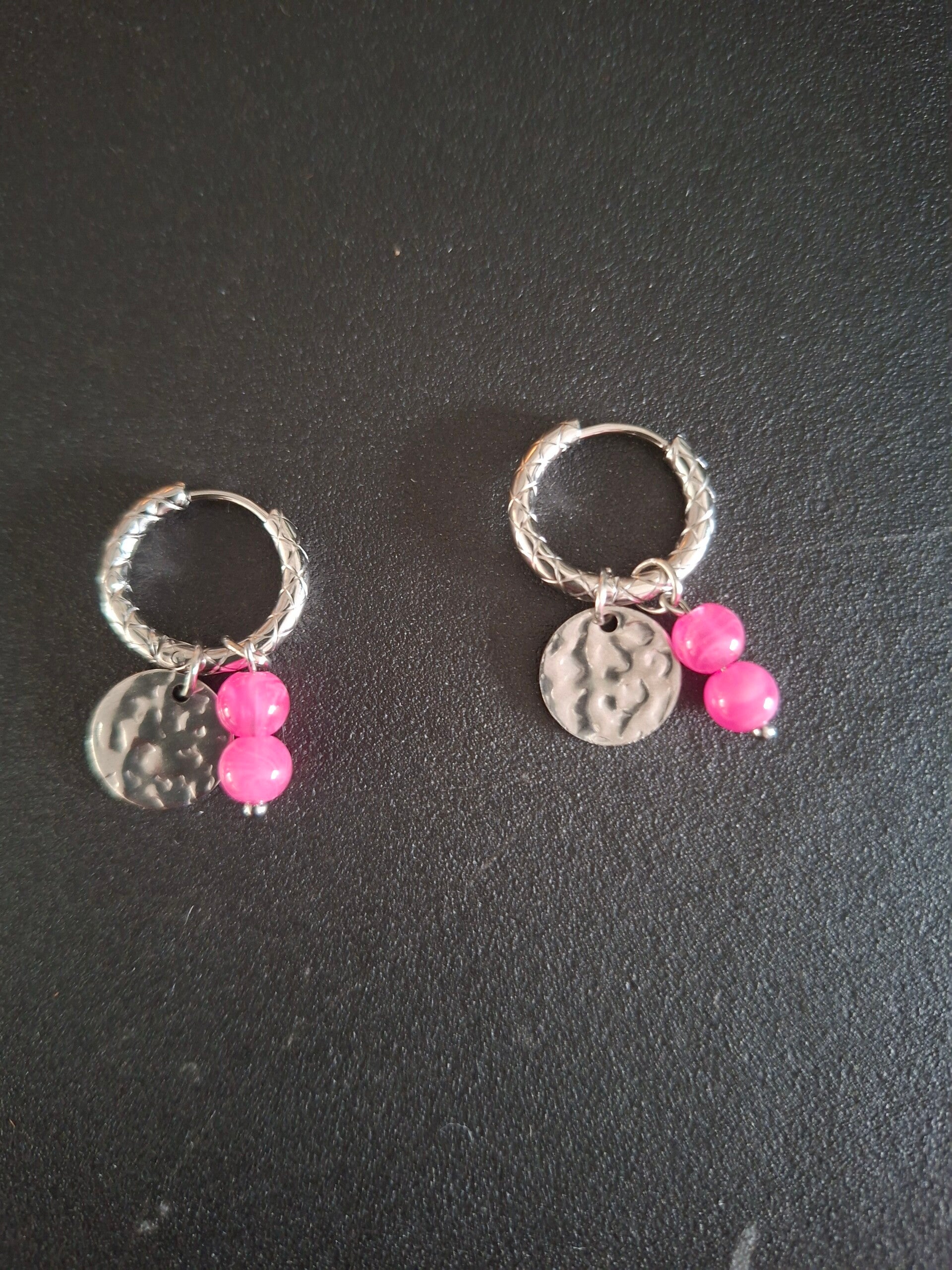 Oorbellen met roze kralen