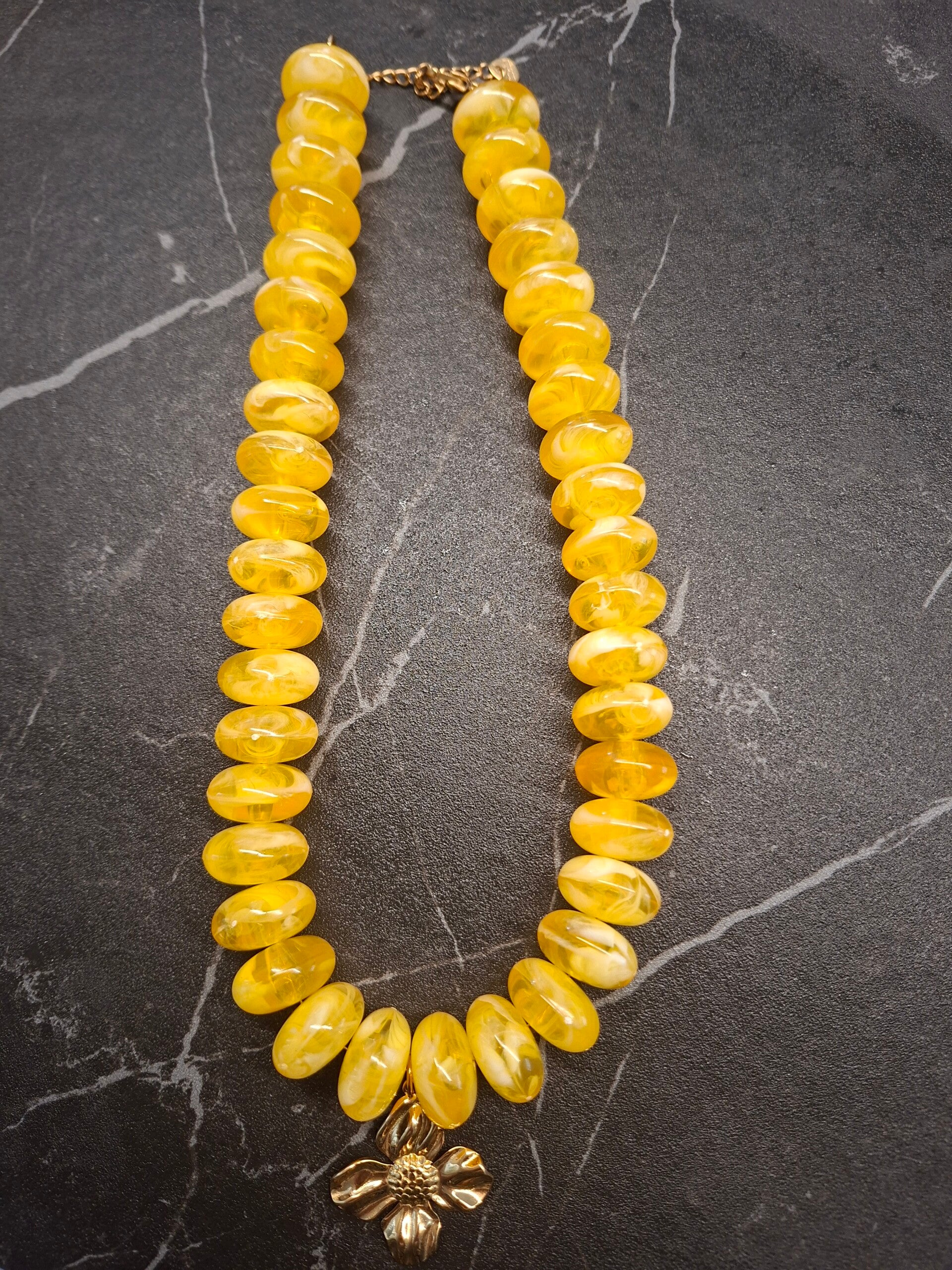 Gele kralenketting met bloem