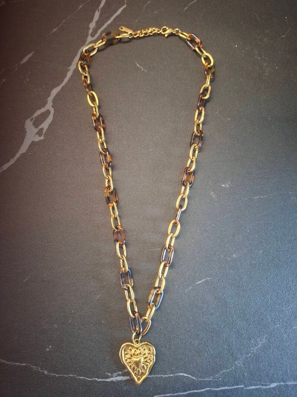 Bruin met gouden ketting