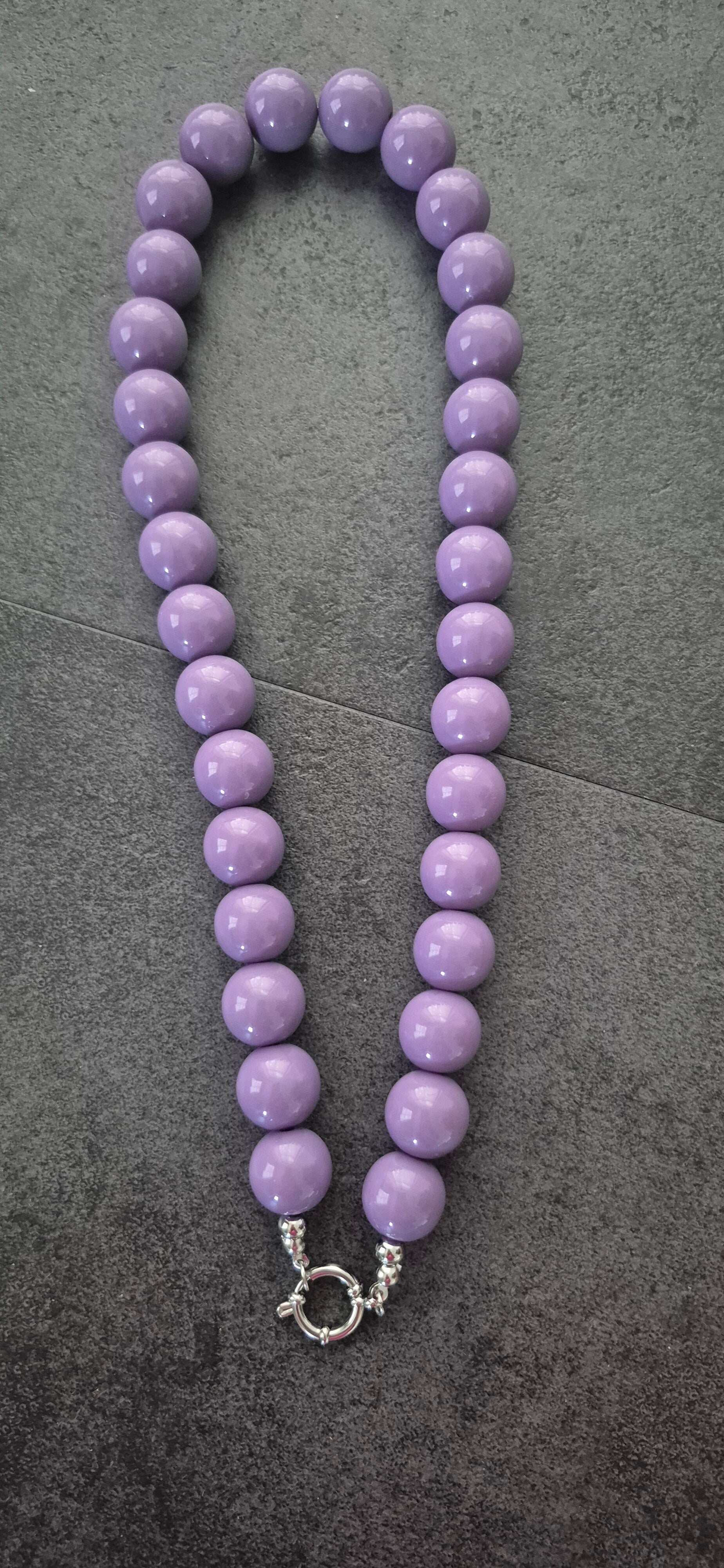 Acryl kralenketting met rvs zilveren boeislot