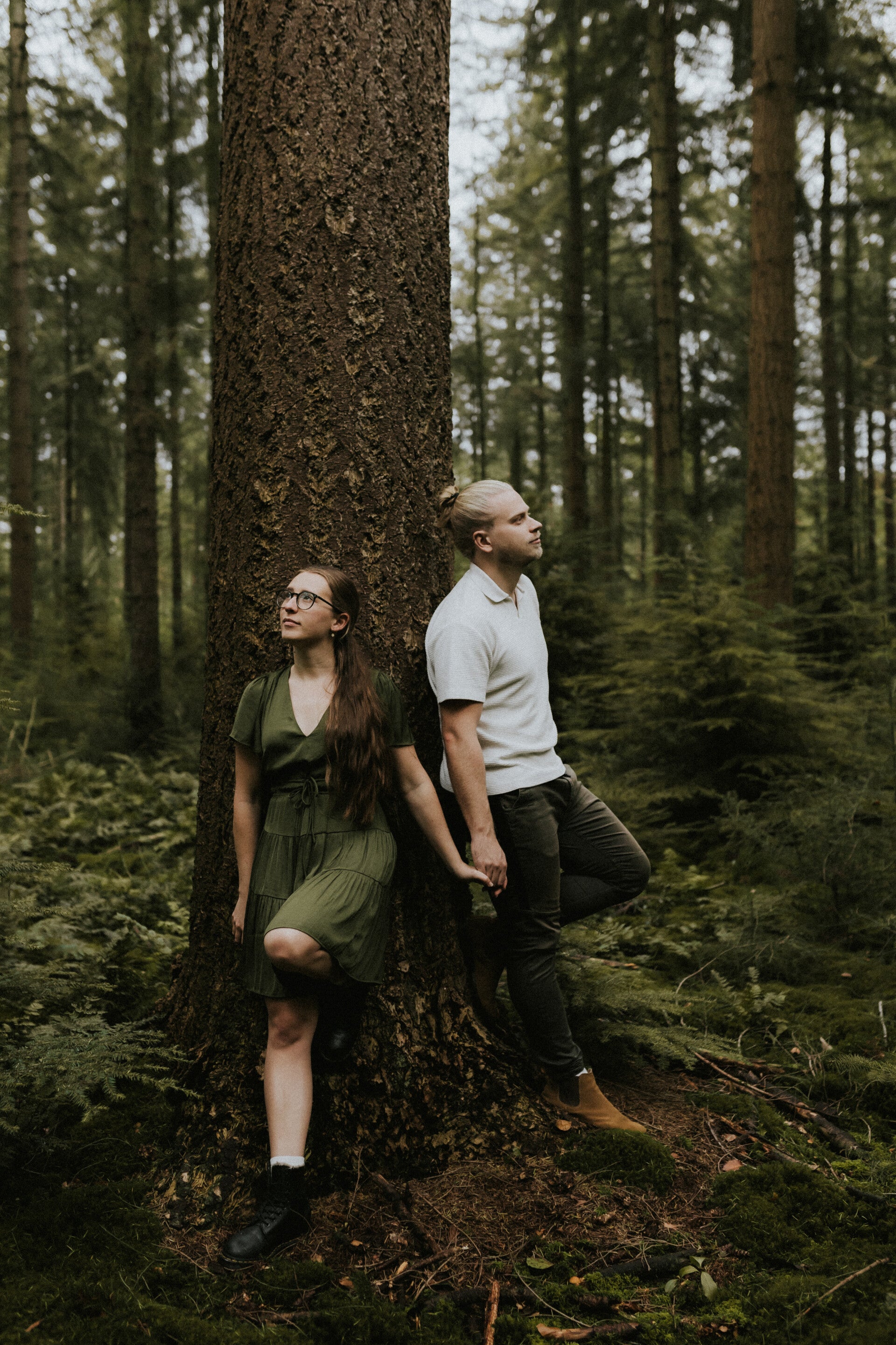 Loveshoot in het bos,  avontuurlijke loveshoot op de Veluwe, loveshoot Harderwijk