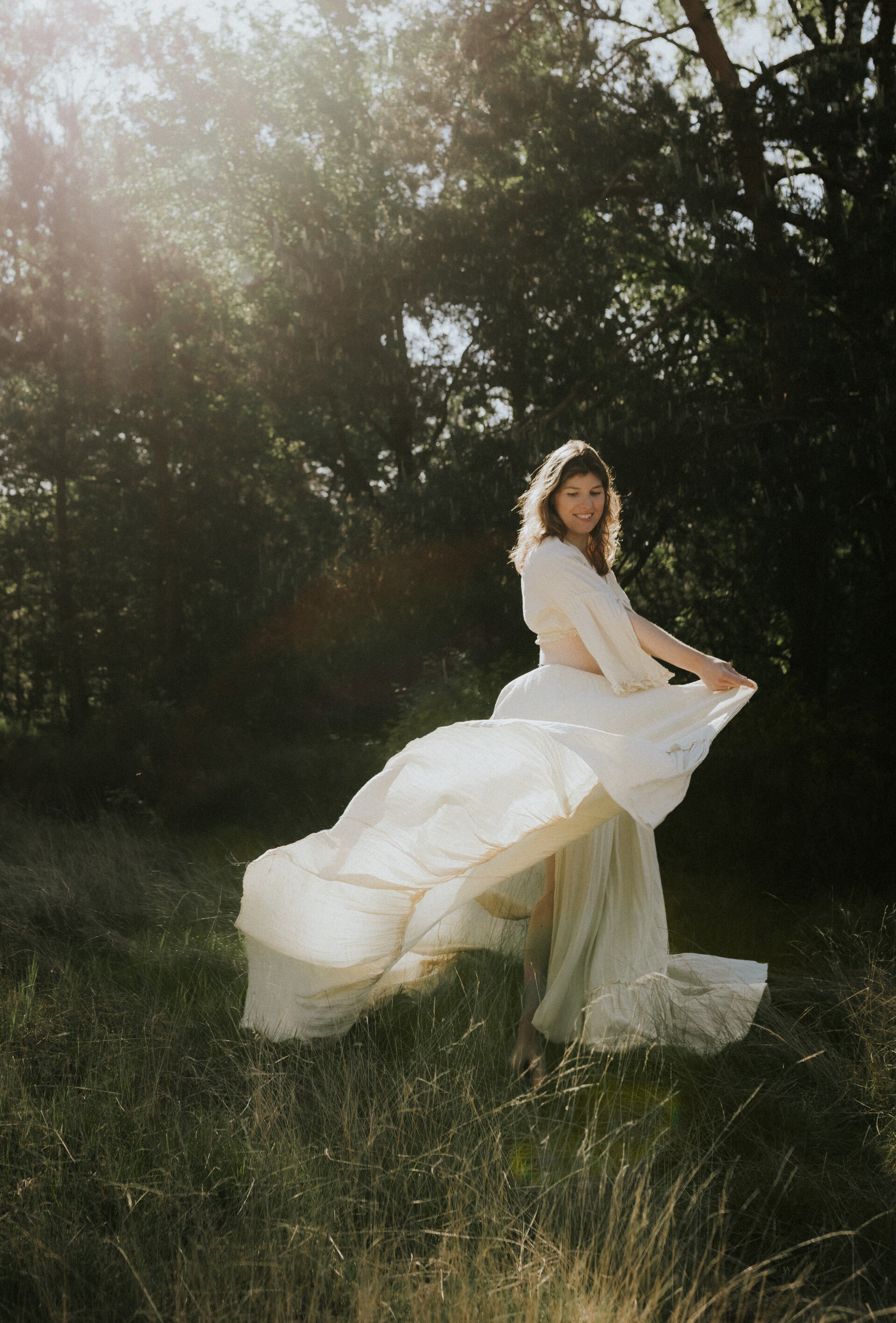 Zwangerschapsfotoshoot in het bos, zwangerschapsfotograaf Harderwijk zwangerschapsfotoshoot in de natuur